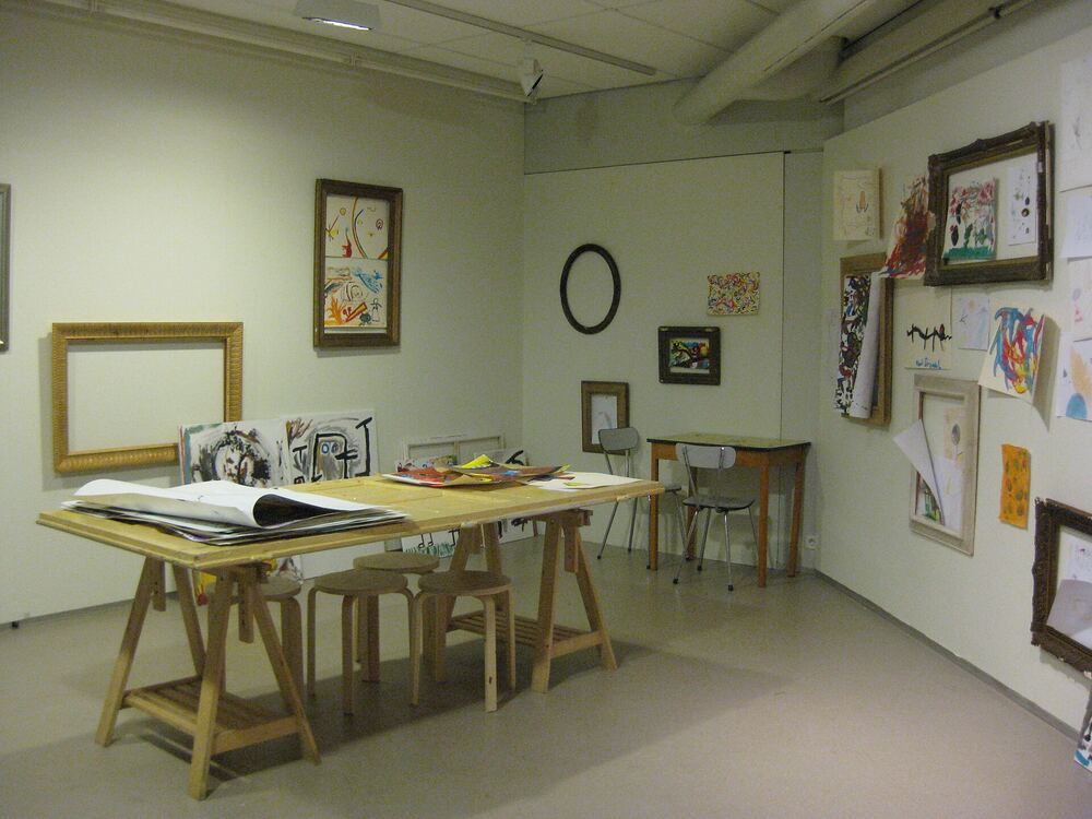 Het kinderatelier van het Cobra Museum in Amstelveen met werktafels en tekenmateriaal