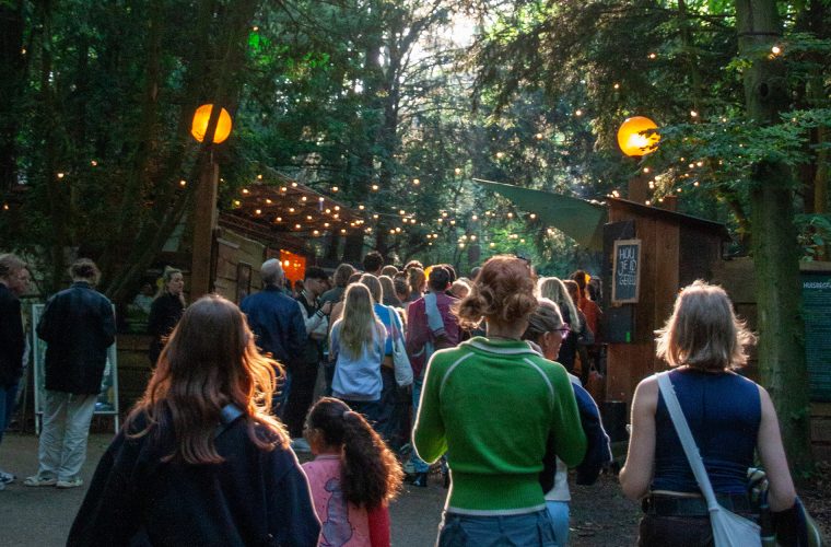 Bostheater in Amstelveen tussen de bomen, waar Bosfest tien dagen lang muziek, circusacts en theatervoorstellingen presenteert